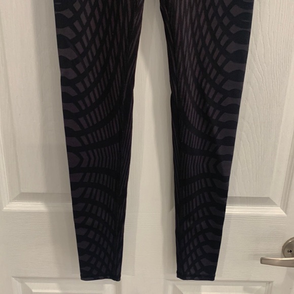Alo Yoga Airbrush Engineer Pattern Black Leggings - Picture 5 of 15